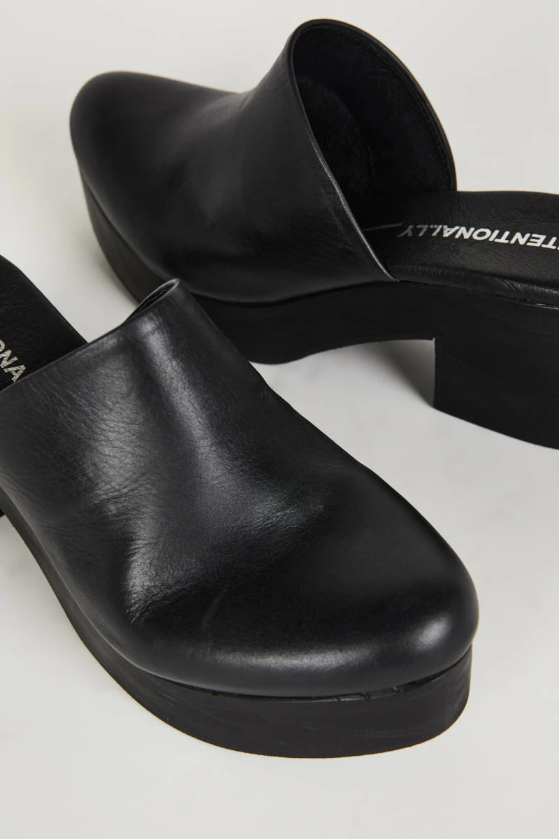 Intentionally Blank 12DOZEN CLOG Black 5 Intentionally Blank 12DOZEN CLOG Black