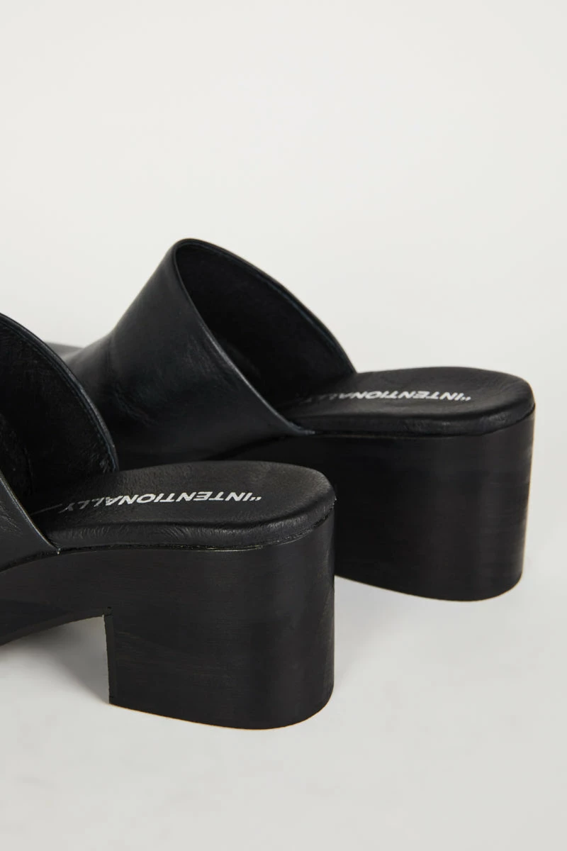 Intentionally Blank 12DOZEN CLOG Black 6 Intentionally Blank 12DOZEN CLOG Black