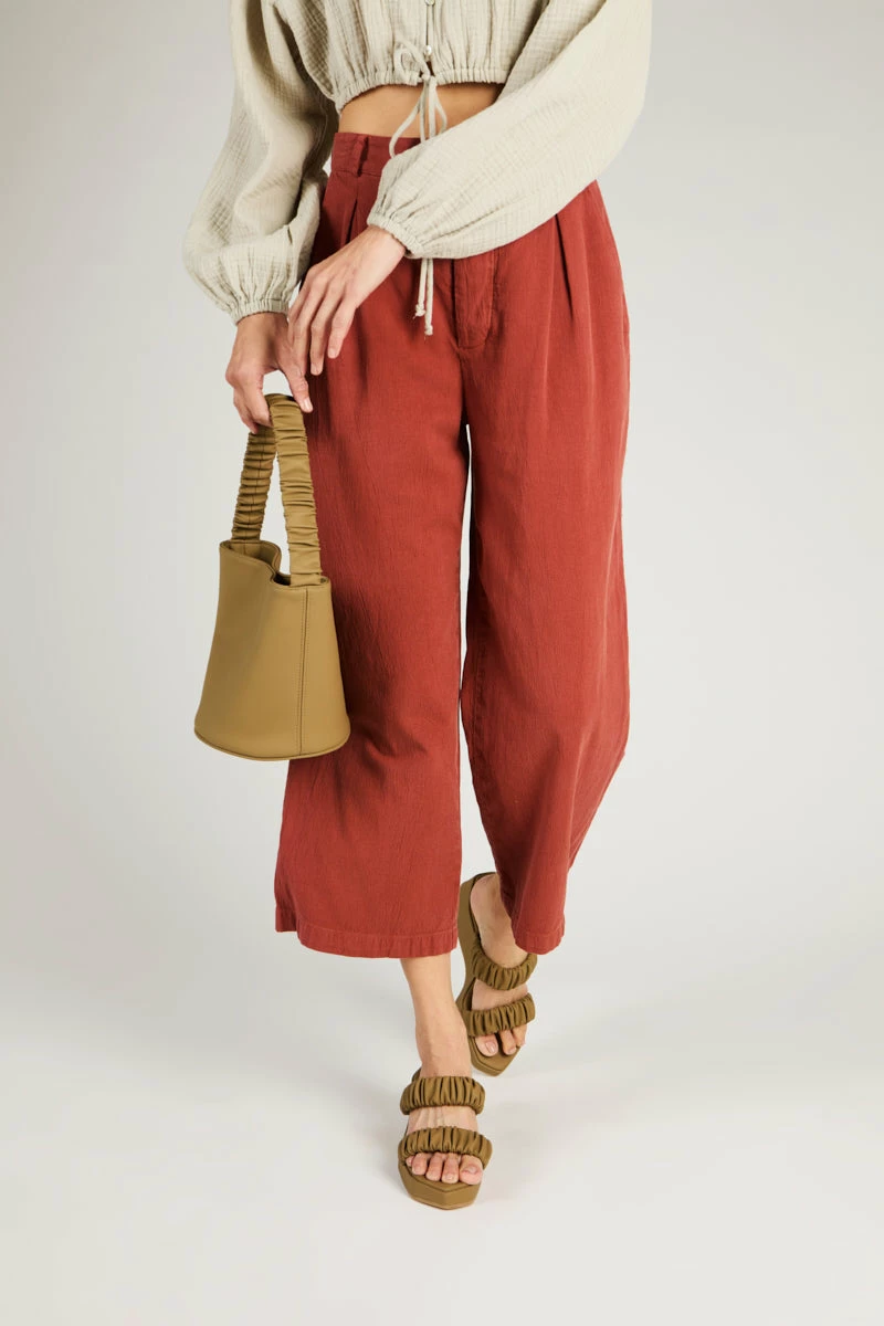 Intentionally Blank ACCESSORIES SCRUNCHIE BUCKET BAG Toffee Vegan 4 Intentionally Blank ACCESSORIES SCRUNCHIE BUCKET BAG Toffee Vegan