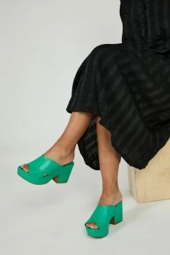 Intentionally Blank DAME HEELED PLATFORM Jade