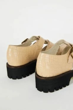 Intentionally Blank CORNER POCKET SANDAL Ojai 12 Intentionally Blank CORNER POCKET SANDAL Ojai