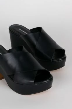 Intentionally Blank DAME HEELED PLATFORM Black