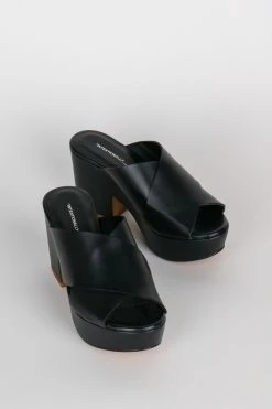 Intentionally Blank DAME HEELED PLATFORM Black