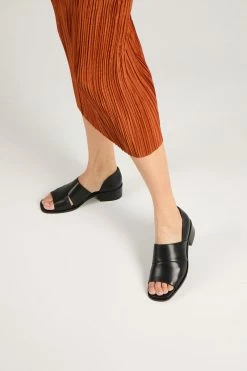 Intentionally Blank NEW SHOES GIRAFFE SANDAL Black