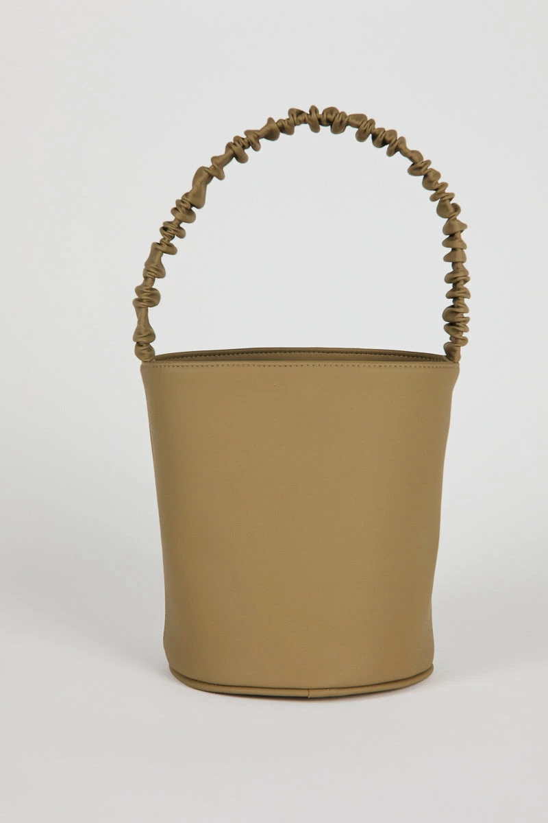 Intentionally Blank ACCESSORIES SCRUNCHIE BUCKET BAG Toffee Vegan 3 Intentionally Blank ACCESSORIES SCRUNCHIE BUCKET BAG Toffee Vegan