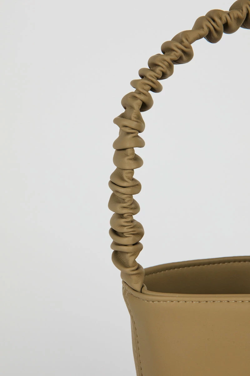 Intentionally Blank ACCESSORIES SCRUNCHIE BUCKET BAG Toffee Vegan 7 Intentionally Blank ACCESSORIES SCRUNCHIE BUCKET BAG Toffee Vegan