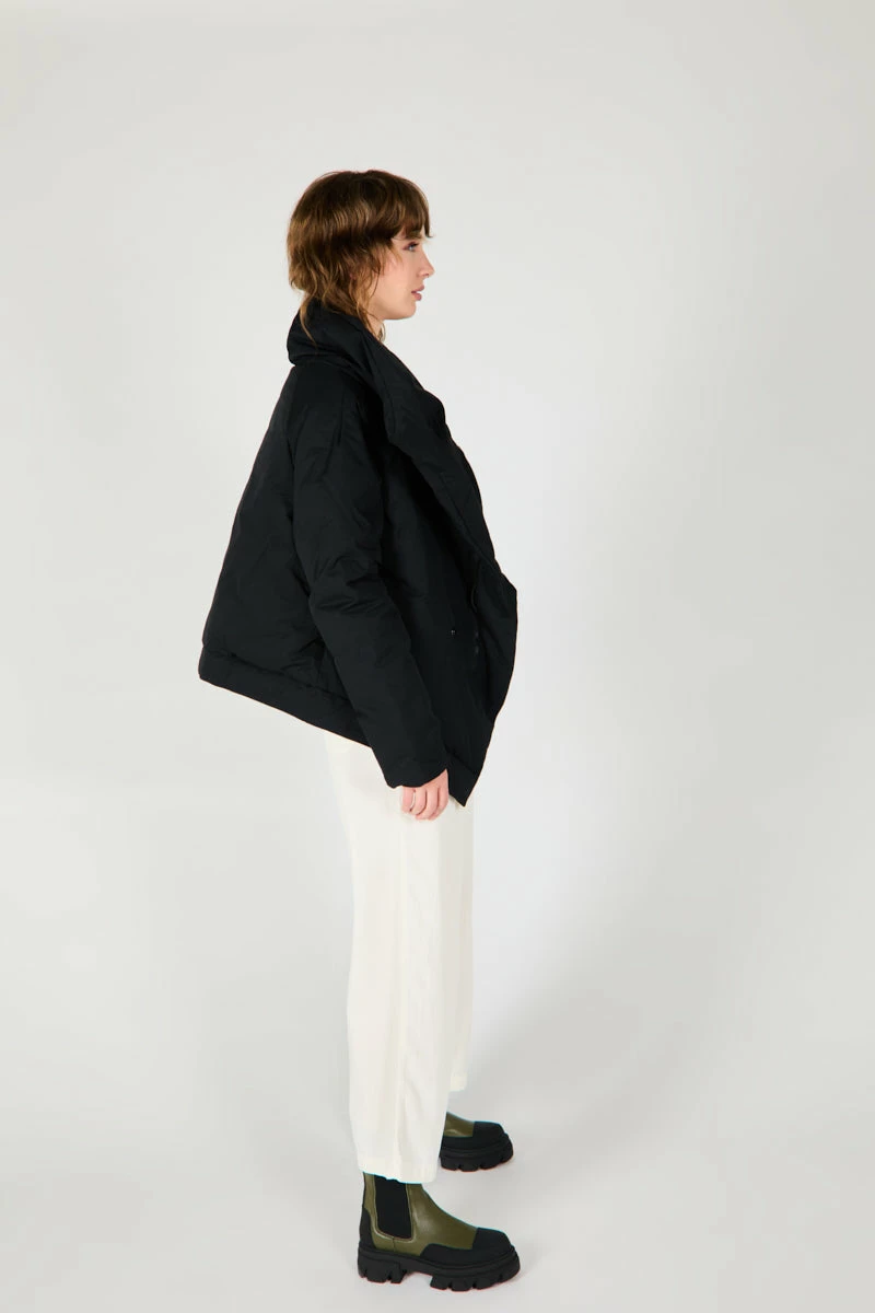 Intentionally Blank FOLDEN PUFFER JACKET BLACK 7 Intentionally Blank FOLDEN PUFFER JACKET BLACK