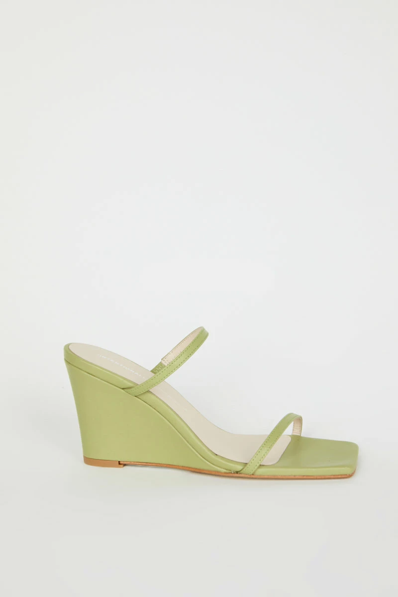 Intentionally Blank GRETTA WEDGE Sage 8 Intentionally Blank GRETTA WEDGE Sage