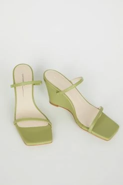 Intentionally Blank GRETTA WEDGE Sage 10 Intentionally Blank GRETTA WEDGE Sage