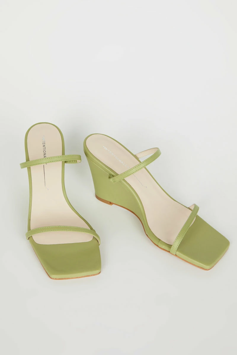Intentionally Blank GRETTA WEDGE Sage 5 Intentionally Blank GRETTA WEDGE Sage