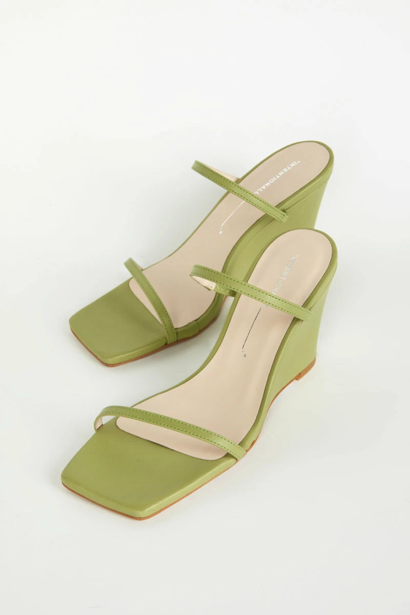 Intentionally Blank GRETTA WEDGE Sage 3 Intentionally Blank GRETTA WEDGE Sage