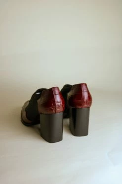 Intentionally Blank AUNTIE BOOT Wine