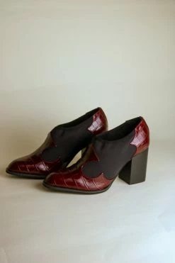 Intentionally Blank AUNTIE BOOT Wine