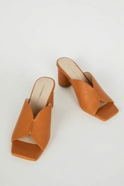 Intentionally Blank KAMIKA HEEL Canyon