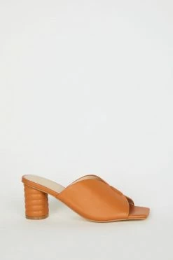 Intentionally Blank KAMIKA HEEL Canyon