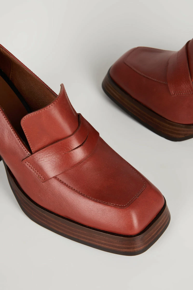 Intentionally Blank MOORE OXFORD HEEL Crimson 5 Intentionally Blank MOORE OXFORD HEEL Crimson