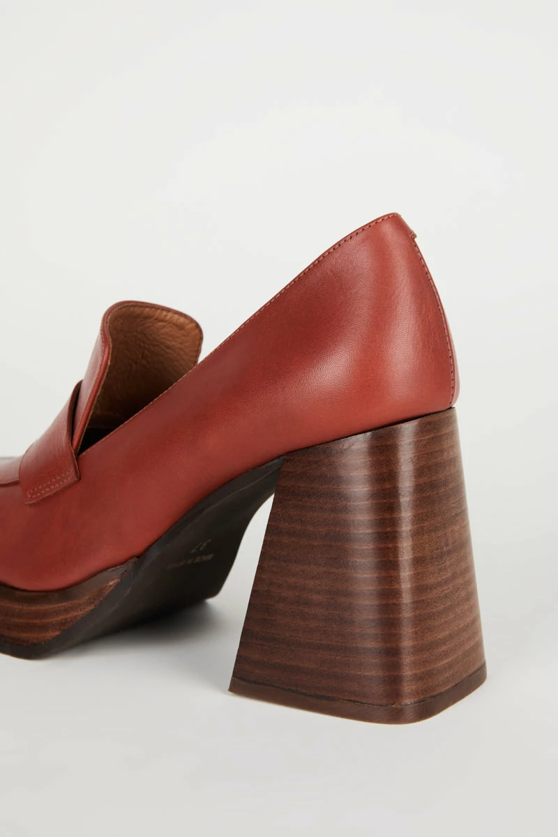 Intentionally Blank MOORE OXFORD HEEL Crimson 6 Intentionally Blank MOORE OXFORD HEEL Crimson