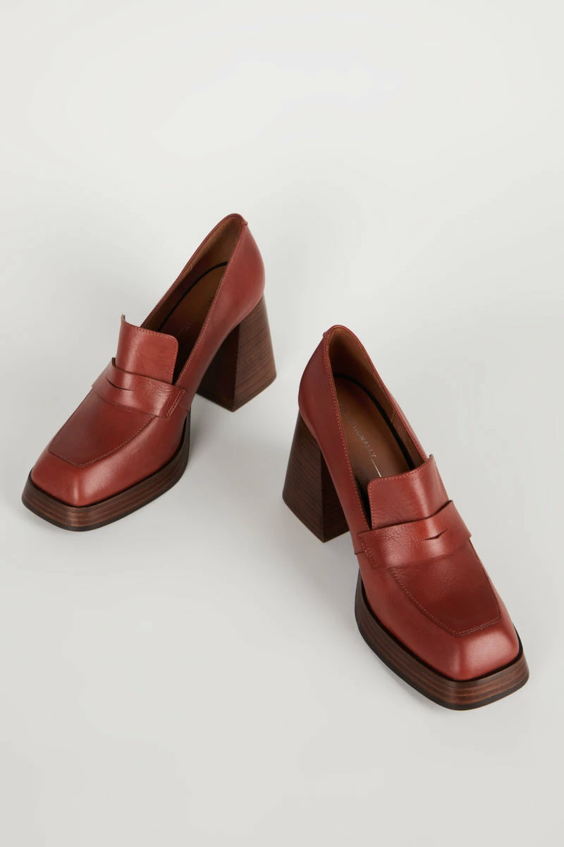Intentionally Blank MOORE OXFORD HEEL Crimson 4 Intentionally Blank MOORE OXFORD HEEL Crimson