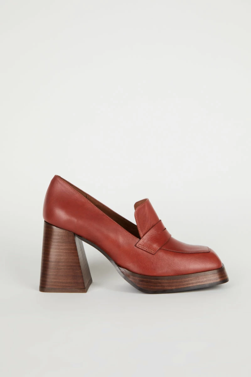 Intentionally Blank MOORE OXFORD HEEL Crimson 7 Intentionally Blank MOORE OXFORD HEEL Crimson