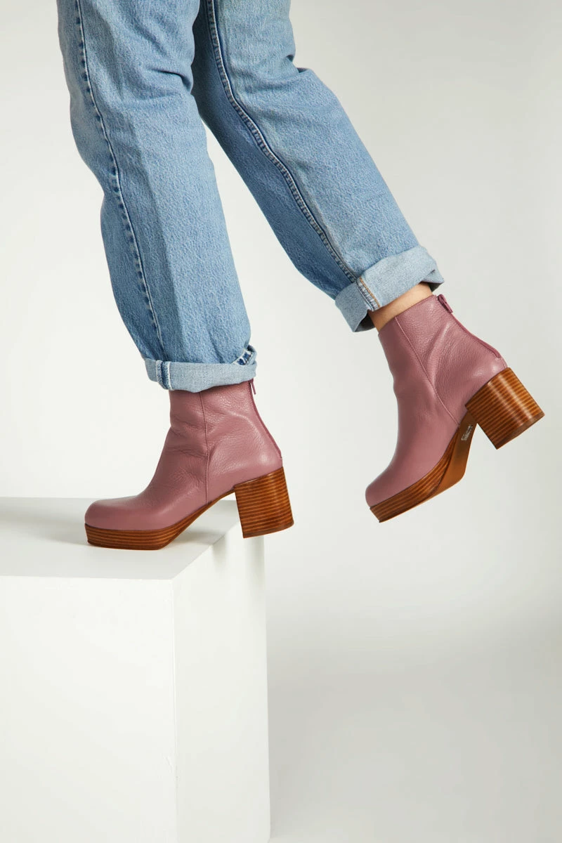 Intentionally Blank SPEED PLATFORM BOOT Lilac 4 Intentionally Blank SPEED PLATFORM BOOT Lilac