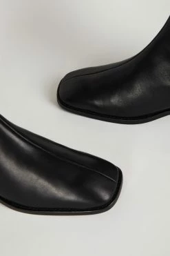 Intentionally Blank TOUR BOOT Black