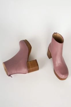 Intentionally Blank SPEED PLATFORM BOOT Lilac 10 Intentionally Blank SPEED PLATFORM BOOT Lilac